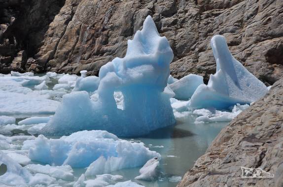 Pequenos icebergs que se soltaram da geleira Viedma, no Parque Nacional Los Glaciares, região de El Chaltén, no sul da Argentina